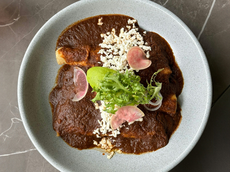 Platillo de mole artesanal Mulli con pollo y ajonjolí